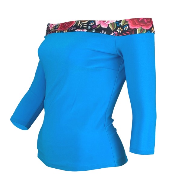 Blusa azul con escote Bardot de tela elástica ZORONGO 01